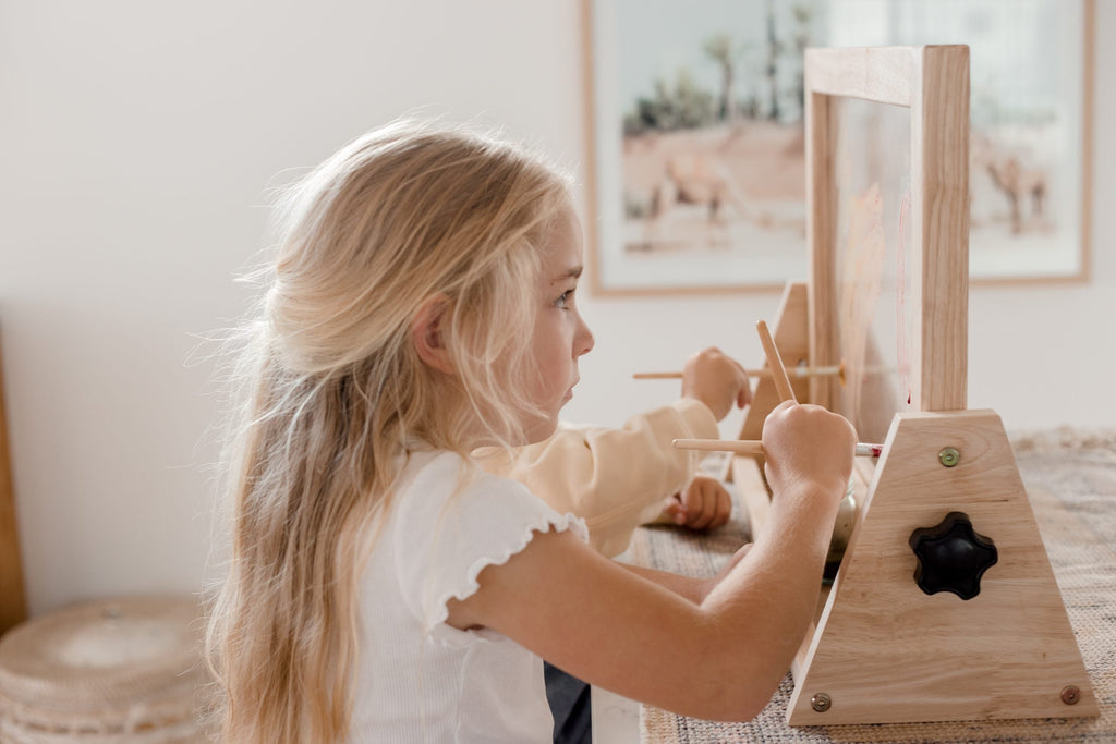 QToys Australia (USA) 4 IN 1 TABLE EASEL